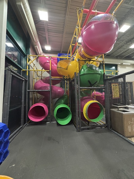 Le McDonald's situé au 7270 Rue Saint-Jacques Ouest à Montréal dispose d'une aire de jeu intérieure