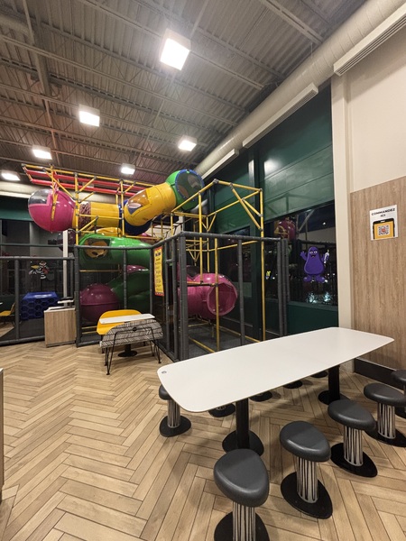 Il est peu courant de trouver une aire de jeu intérieure équipée de 7 tables offrant une capacité d’accueil de 35 personnes assises, car la plupart des aires de jeu sont conçues principalement pour le jeu des enfants, avec un nombre limité de sièges pour les adultes accompagnateurs.