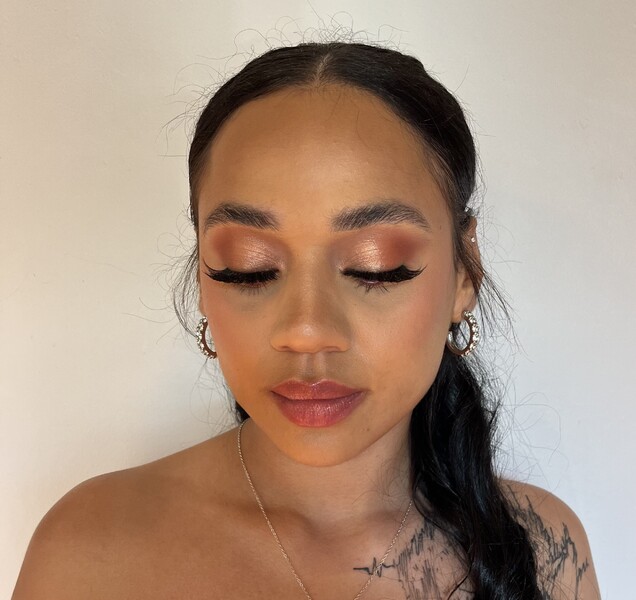 Refined natural look with a touch of glow