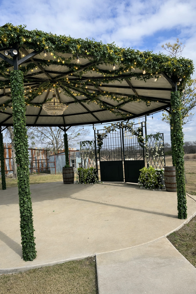 Outdoor Gazebo – Clear Sky View
Celebrate beneath the sky in a peaceful, elegant outdoor setting.