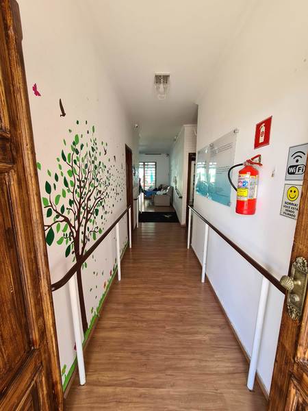 Nossas instalações: corredor de entrada. É aqui que inicia nosso passeio pela nossa casa da vovó !