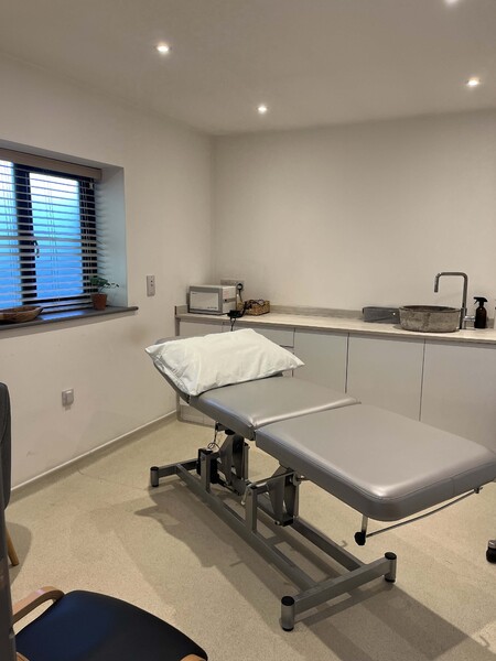 Treatment Room 4: couch/stool, sink, desk