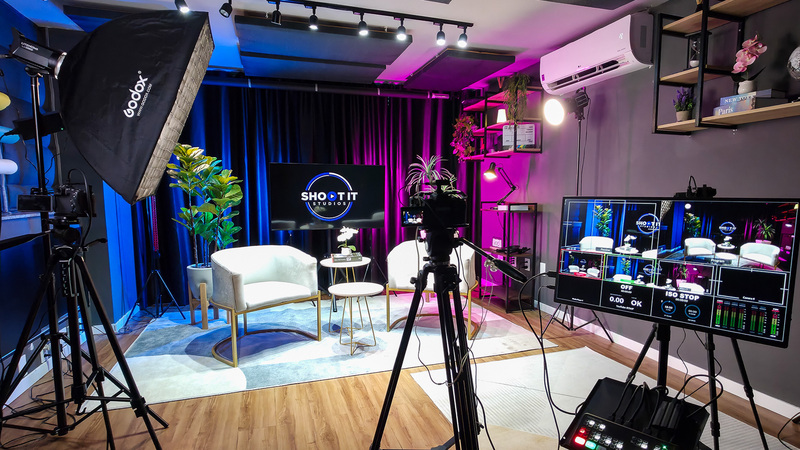 Cenário moderno com iluminação LED RGB para podcasts, reels, entrevistas e produção de conteúdo em São Luís.