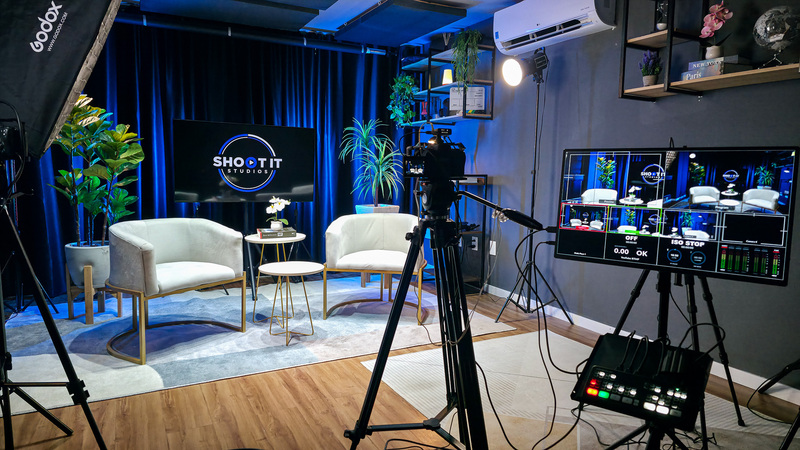 Bastidores de gravação em estúdio com câmeras, iluminação, monitoramento e estrutura para videocast em São Luís.
