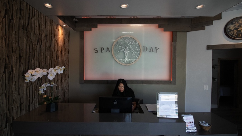 Spa Day Organic offer organic products and services. We do three different type of traditional massages in a modern environment. 
