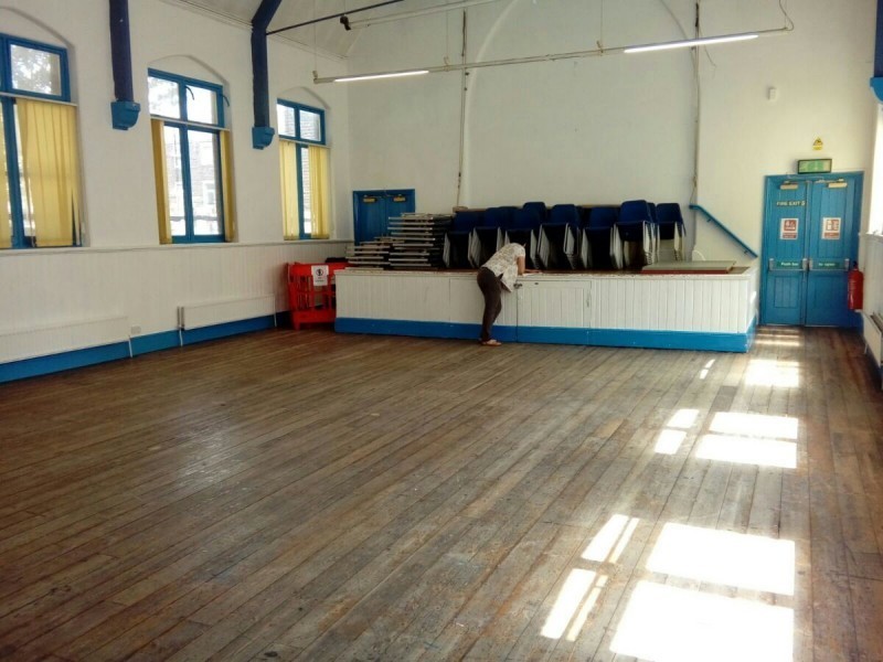 View of the fall, provided with a number of chairs and tables.