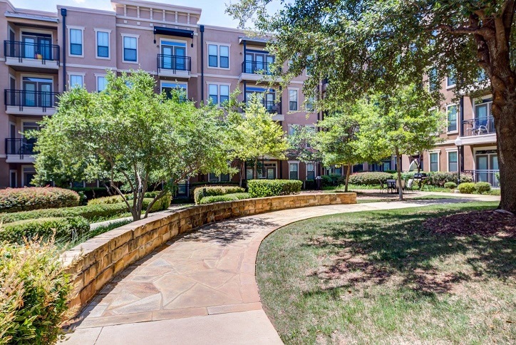 Pet Friendly Courtyard 