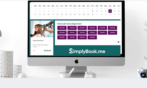 Casal a olhar para um portátil